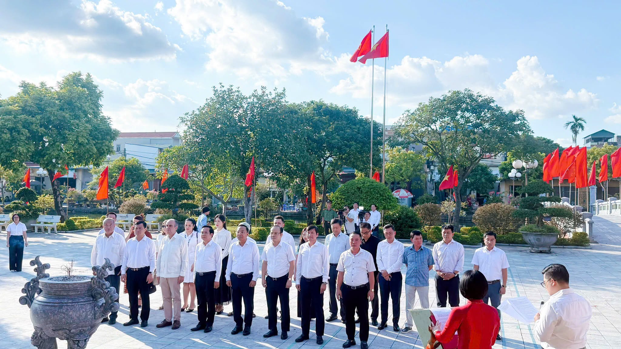 NGÀI ĐẠI SỨ ĐẶC MỆNH TOÀN QUYỀN NƯỚC CỘNG HÒA CU BA TẠI VIỆT NAM ROGELIO POLANCO FUENTES DÂNG HƯƠNG TƯỞNG NHỚ CỐ TỔNG BÍ THƯ NGUYỄN VĂN LINH