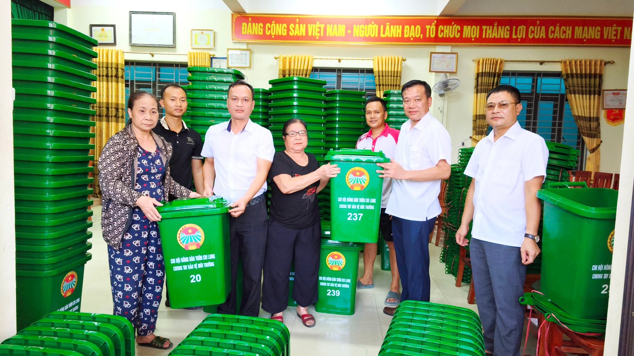 THÔN CHI LONG CẤP PHÁT MIỄN PHÍ 480 THÙNG RÁC CHO CÁC HỘ DÂN