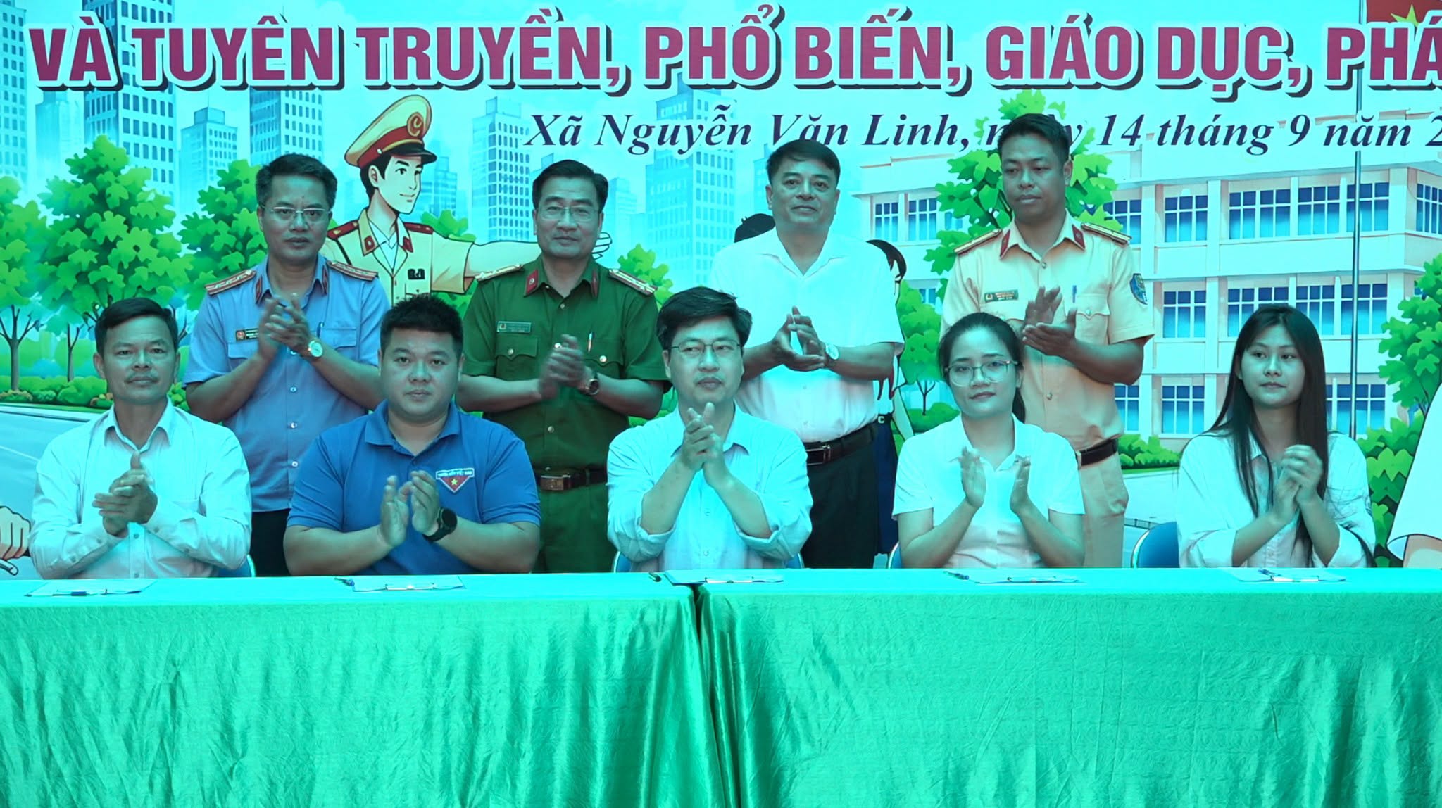 RA MẮT MÔ HÌNH “CỔNG TRƯỜNG AN TOÀN GIAO THÔNG” TẠI TRUNG TÂM GDNN-GDTX LÊ HỮU TRÁC ĐÓNG TRÊN ĐỊA BÀN THÔN THANH XÁ