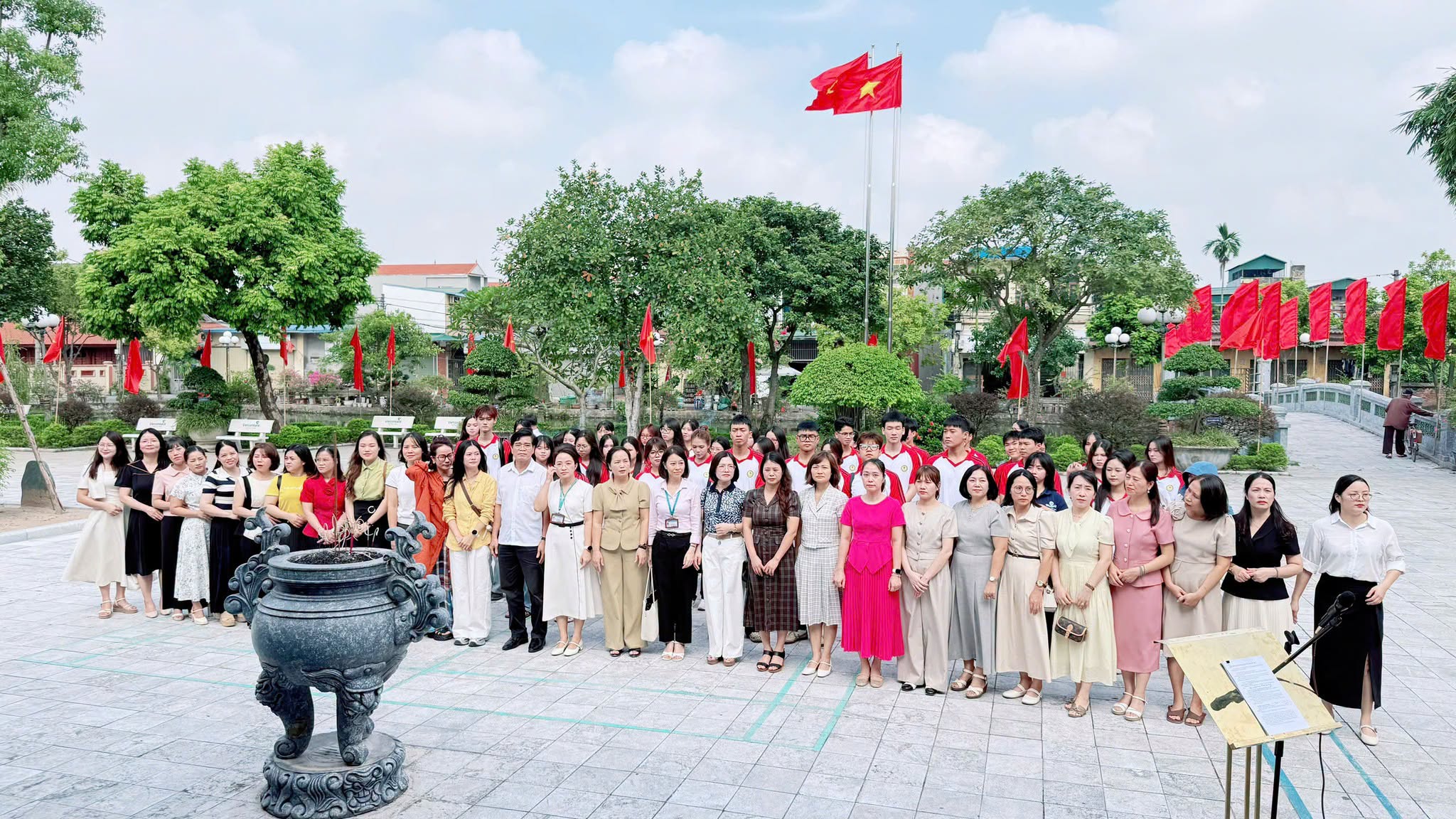 ĐOÀN ĐẠI BIỂU CHI BỘ KHOA LÝ LUẬN CHÍNH TRỊ, ĐẢNG BỘ HỌC VIỆN TÀI CHÍNH DÂNG HƯƠNG TƯỞNG NIỆM TỔNG BÍ THƯ NGUYỄN VĂN LINH
