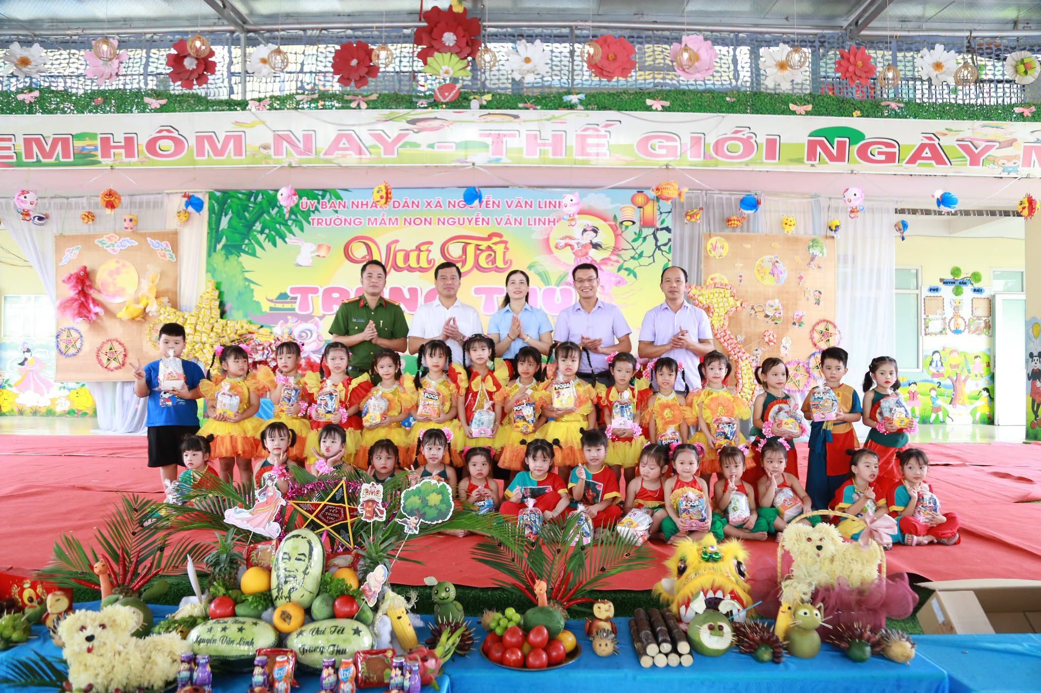 ĐỒNG CHÍ NGUYỄN HẢI PHONG – PHÓ BÍ THƯ ĐẢNG ỦY, CHỦ TỊCH UBND XÃ TẶNG QUÀ TẾT TRUNG THU TẠI TRƯỜNG MẦM NON NGUYỄN VĂN LINH PHÂN HIỆU 2, THÔN NGỌC TỈNH