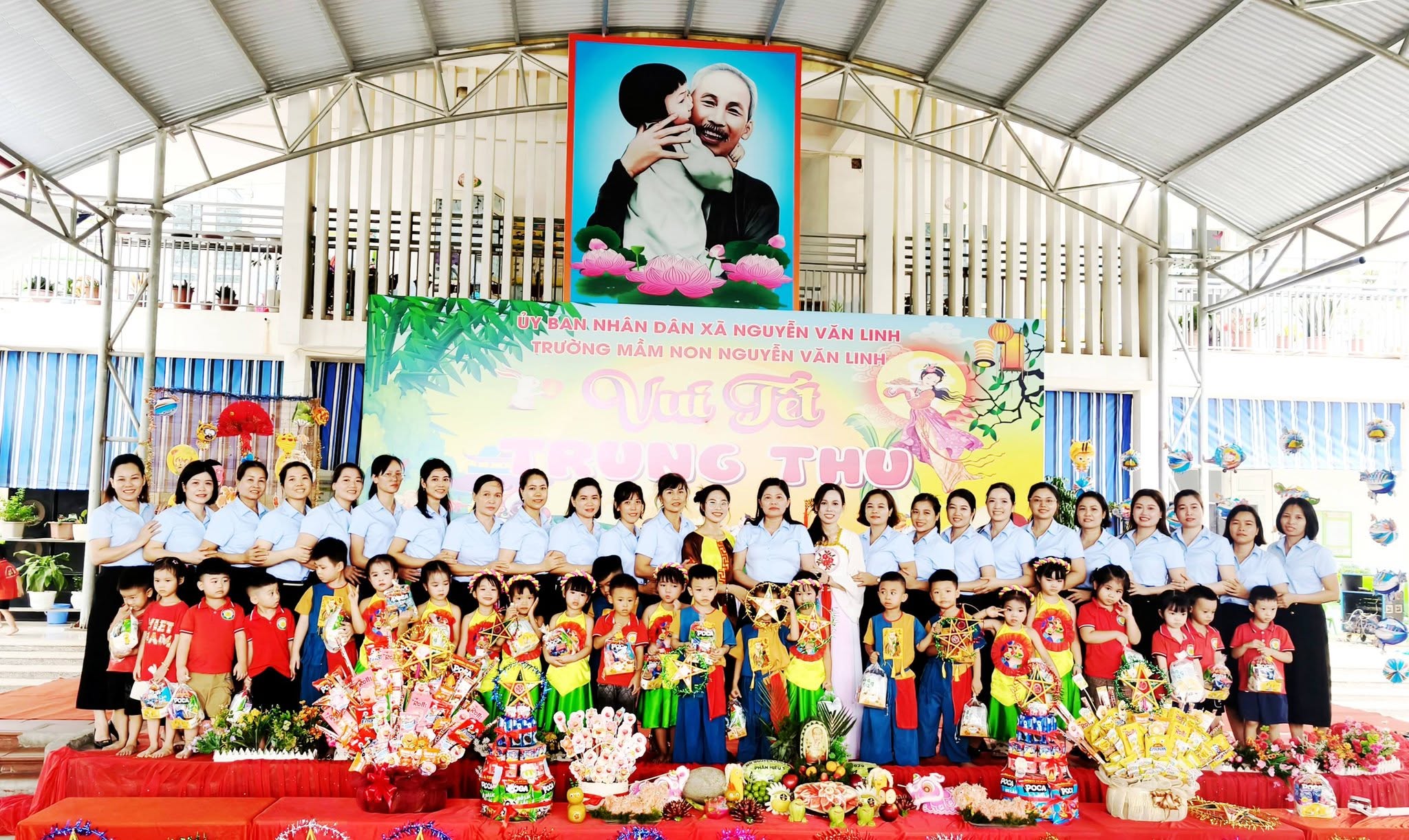 ĐỒNG CHÍ TRẦN QUỐC VIỆT – BÍ THƯ ĐẢNG ỦY XÃ TẶNG QUÀ TRUNG THU TẠI ĐIỂM TRƯỜNG MẦM NON PHÂN HIỆU 1 THÔN NGUYỄN BÌNH