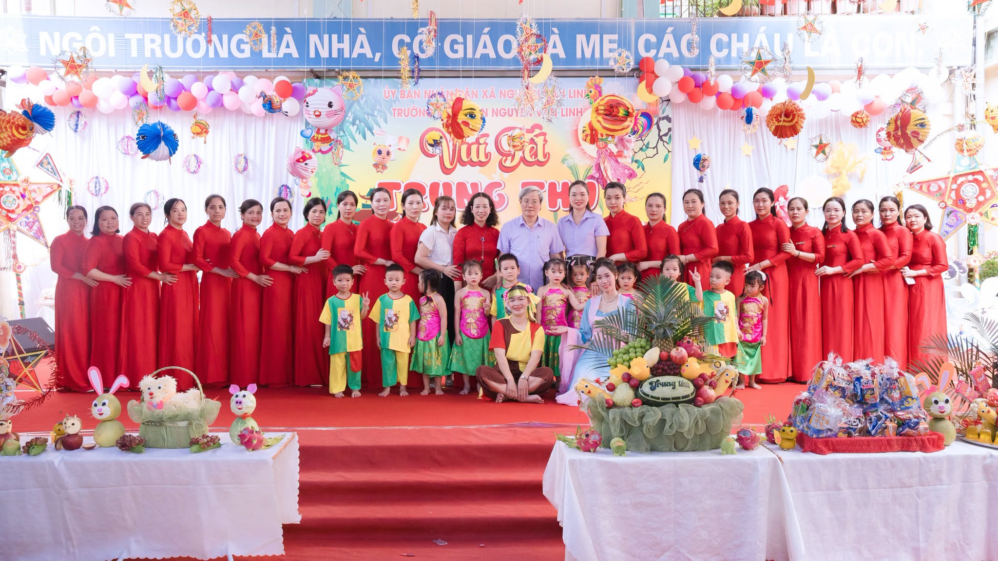 ĐỒNG CHÍ ĐỖ VĂN HẢI PHÓ CHỦ TỊCH UBND XÃ VÀ ĐỒNG CHÍ LƯU ĐỨC THUẬN PHÓ CHỦ TỊCH HĐND XÃ TẶNG QUÀ TẾT TRUNG THU TẠI TRƯỜNG MẦM NON NGUYỄN VĂN LINH – PHÂN HIỆU 3