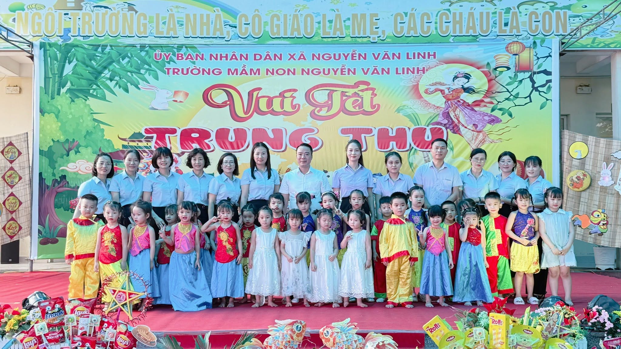 ĐỒNG CHÍ ĐỖ XUÂN CHƯƠNG – PHÓ BÍ THƯ THƯỜNG TRỰC, CHỦ TỊCH HĐND XÃ DỰ CHƯƠNG TRÌNH “VUI TẾT TRUNG THU” VÀ TRAO QUÀ CHO THIẾU NHI TẠI ĐIỂM TRƯỜNG CHÍNH MẦM NON NGUYỄN VĂN LINH