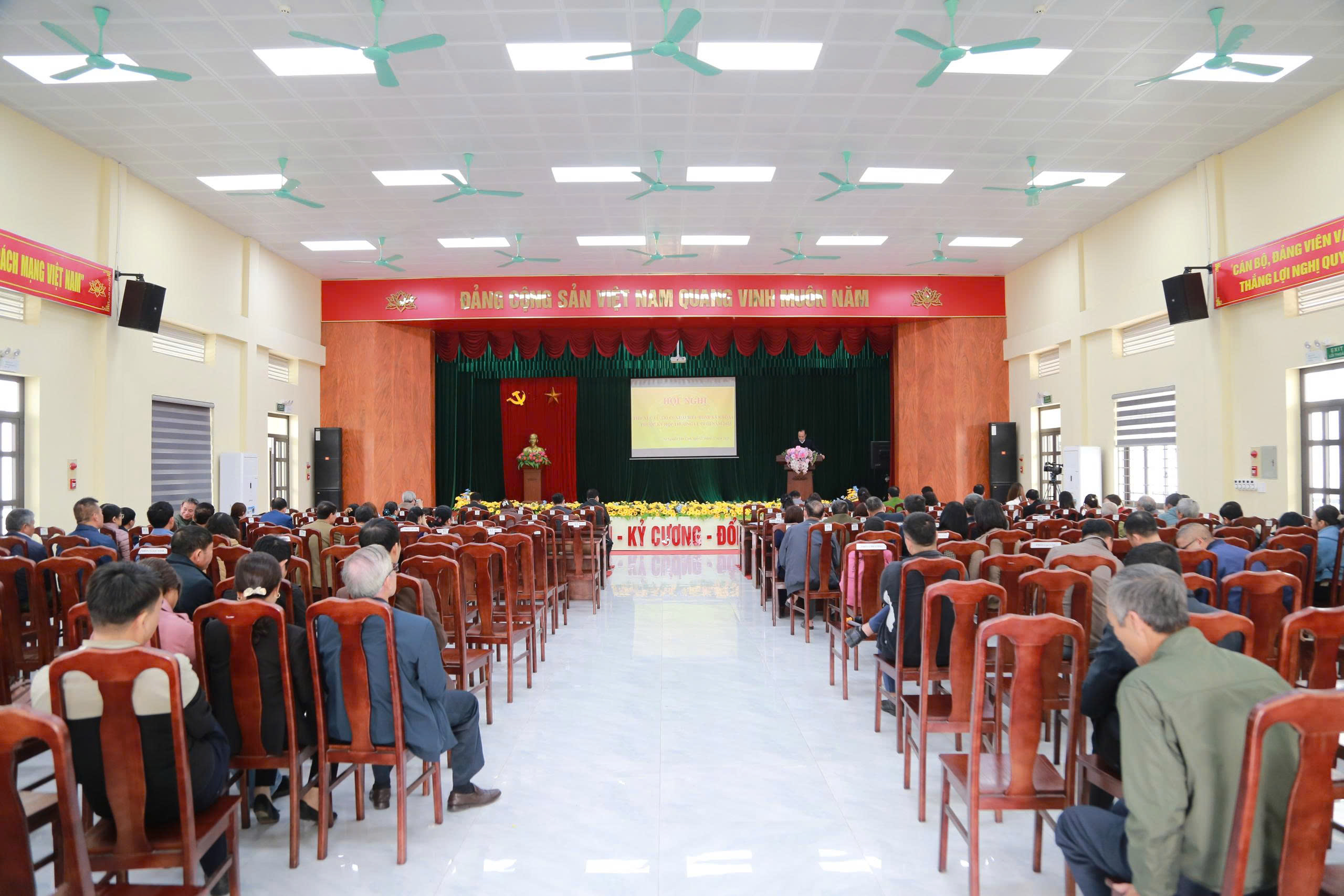 BỒI DƯỠNG, CẬP NHẬT KIẾN THỨC, KỸ NĂNG XÂY DỰNG ĐẢNG ĐỐI VỚI CẤP ỦY CẤP XÃ