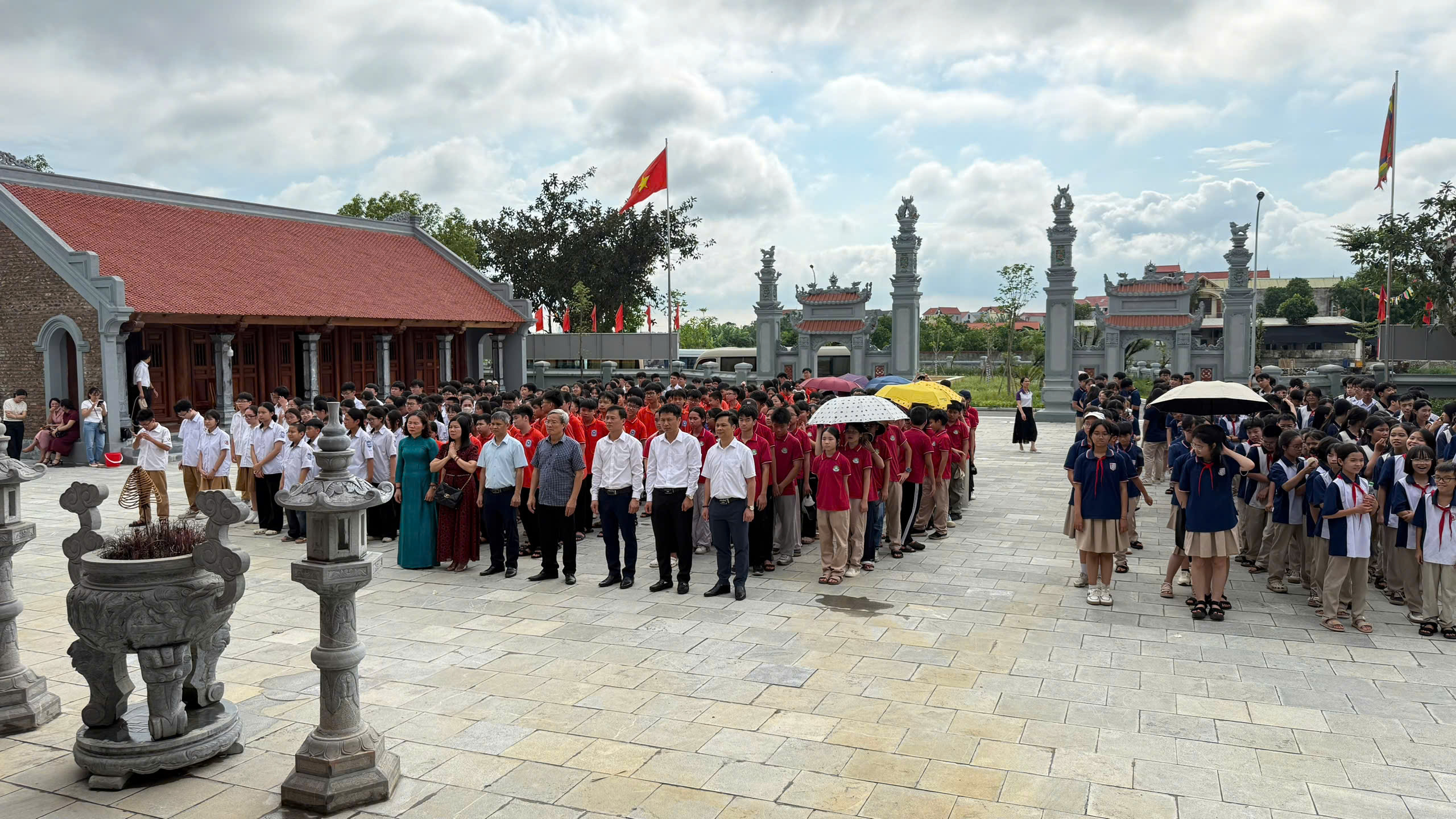 ĐOÀN ĐẠI BIỂU 6 TRƯỜNG THCS TRỌNG ĐIỂM TỈNH HƯNG YÊN DÂNG HƯƠNG TƯỞNG NIỆM DANH NHÂN VĂN HÓA THẾ GIỚI HẢI THƯỢNG LÃN ÔNG LÊ HỮU TRÁC