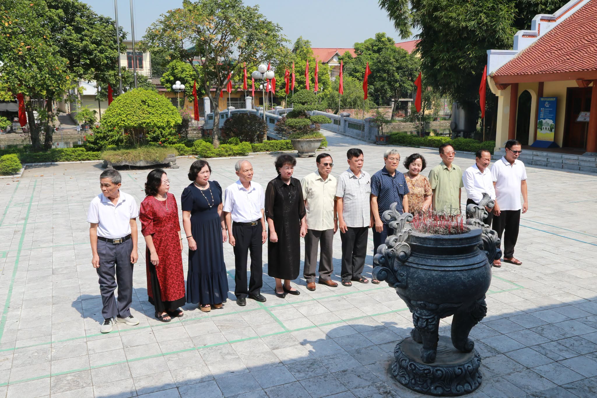ĐOÀN ĐẠI BIỂU BAN LIÊN LẠC HƯU TRÍ LÃNH ĐẠO VĂN PHÒNG UBND CÁC TỈNH, THÀNH PHỐ PHÍA BẮC DÂNG HƯƠNG TƯỞNG NHỚ CỐ TỔNG BÍ THƯ NGUYỄN VĂN LINH
