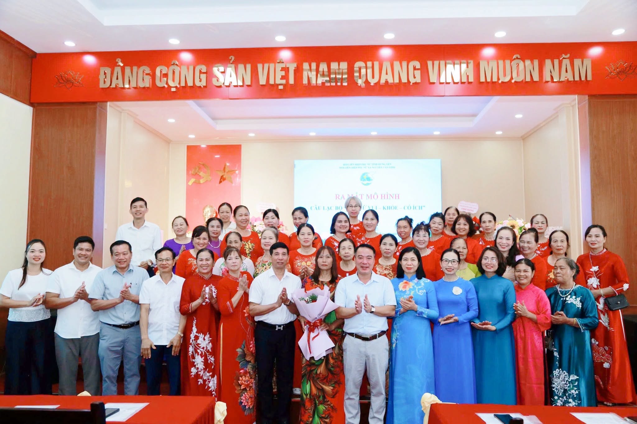 HỘI LHPN XÃ KỶ NIỆM NGÀY 20/10, RA MẮT CÂU LẠC BỘ “PHỤ NỮ VUI – KHỎE – CÓ ÍCH”