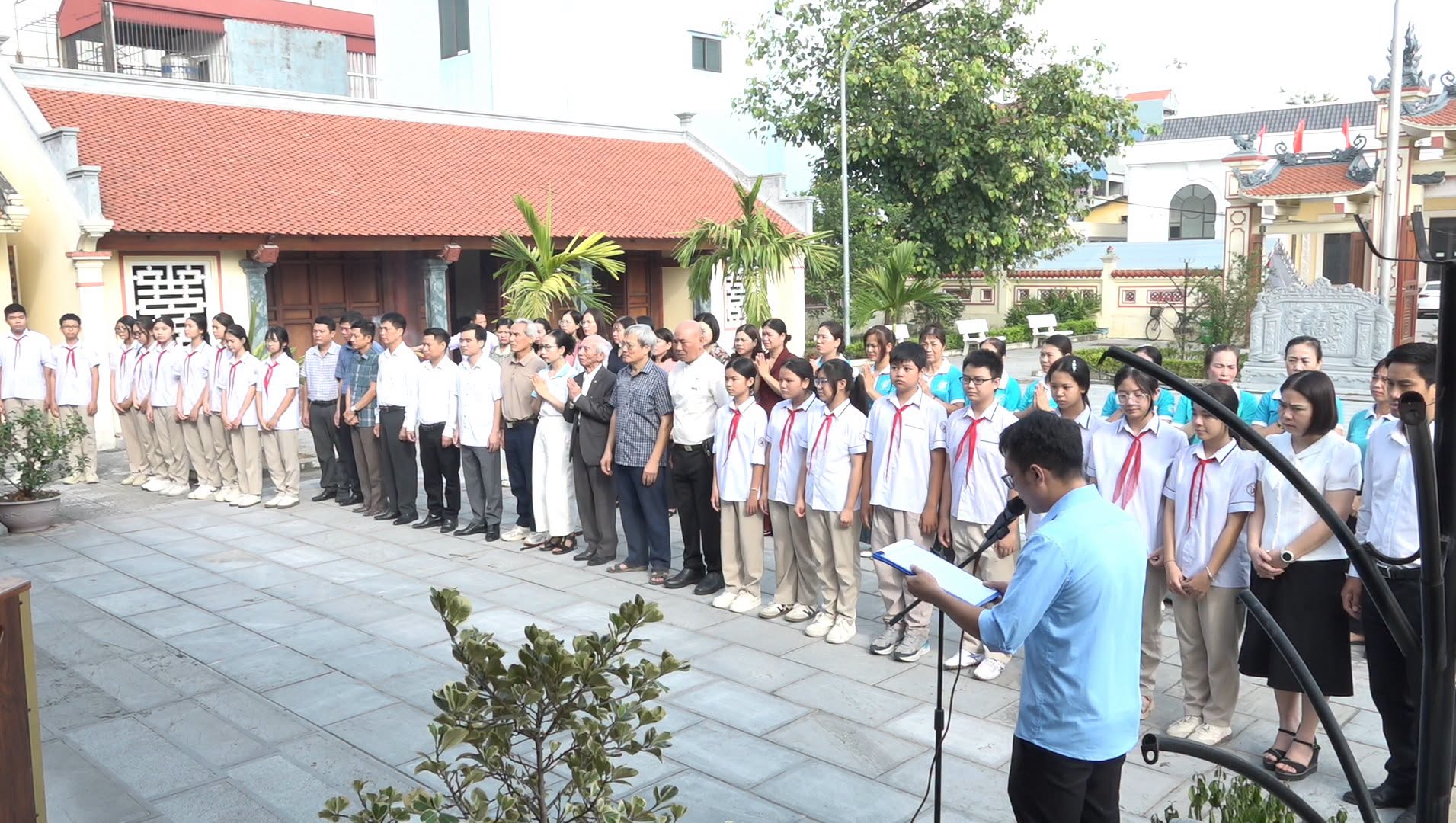 XÃ NGUYỄN VĂN LINH TỔ CHỨC DÂNG HƯƠNG KỶ NIỆM 278 NĂM NGÀY MẤT DANH NHÂN HỒNG HÀ NỮ SĨ ĐOÀN THỊ ĐIỂM