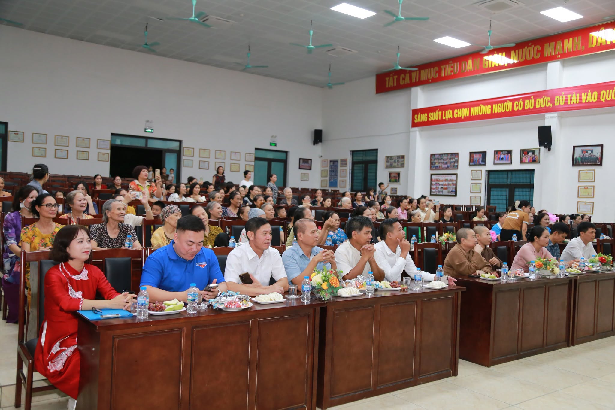 CHI HỘI PHỤ NỮ VÀ CHI HỘI NÔNG DÂN THÔN NGUYỄN BÌNH TỔ CHỨC GẶP MẶT KỶ NIỆM CÁC NGÀY TRUYỀN THỐNG CỦA HỘI