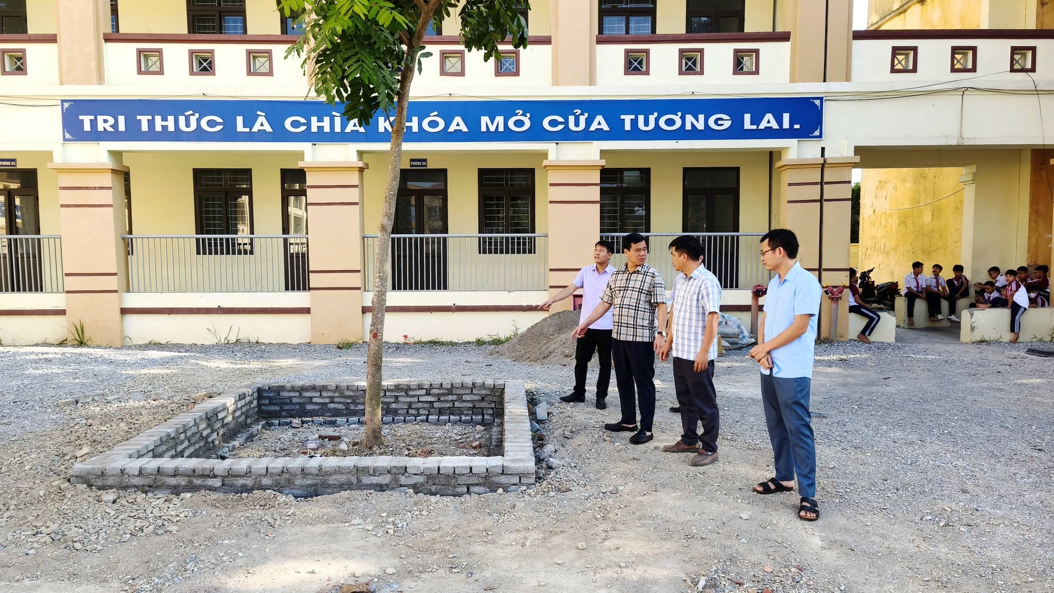 ĐỒNG CHÍ NGUYỄN HẢI PHONG – PHÓ BÍ THƯ ĐẢNG ỦY, CHỦ TỊCH UBND XÃ KIỂM TRA TIẾN ĐỘ CÁC DỰ ÁN ĐẦU TƯ CÔNG TRỌNG ĐIỂM TRÊN ĐỊA BÀN