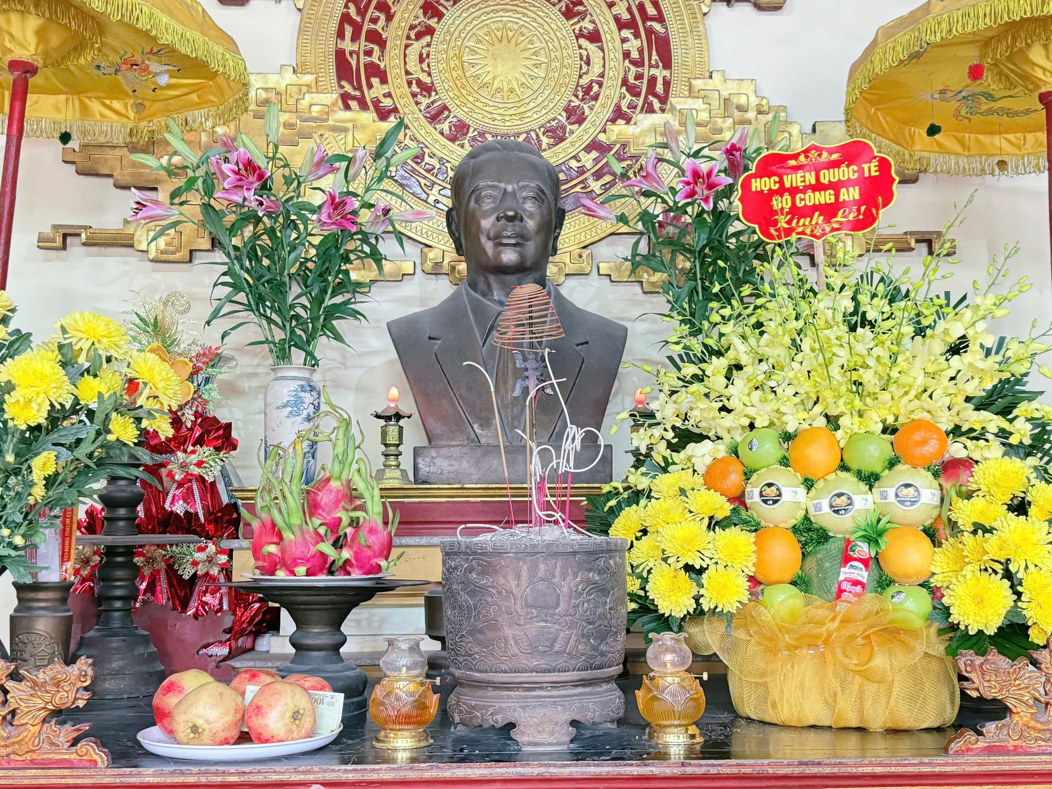 ĐOÀN ĐẠI BIỂU KHOA I, HỌC VIỆN QUỐC TẾ, BỘ CÔNG AN DÂNG HƯƠNG TƯỞNG NIỆM CỐ TỔNG BÍ THƯ NGUYỄN VĂN LINH VÀ TRUNG TƯỚNG NGUYỄN BÌNH