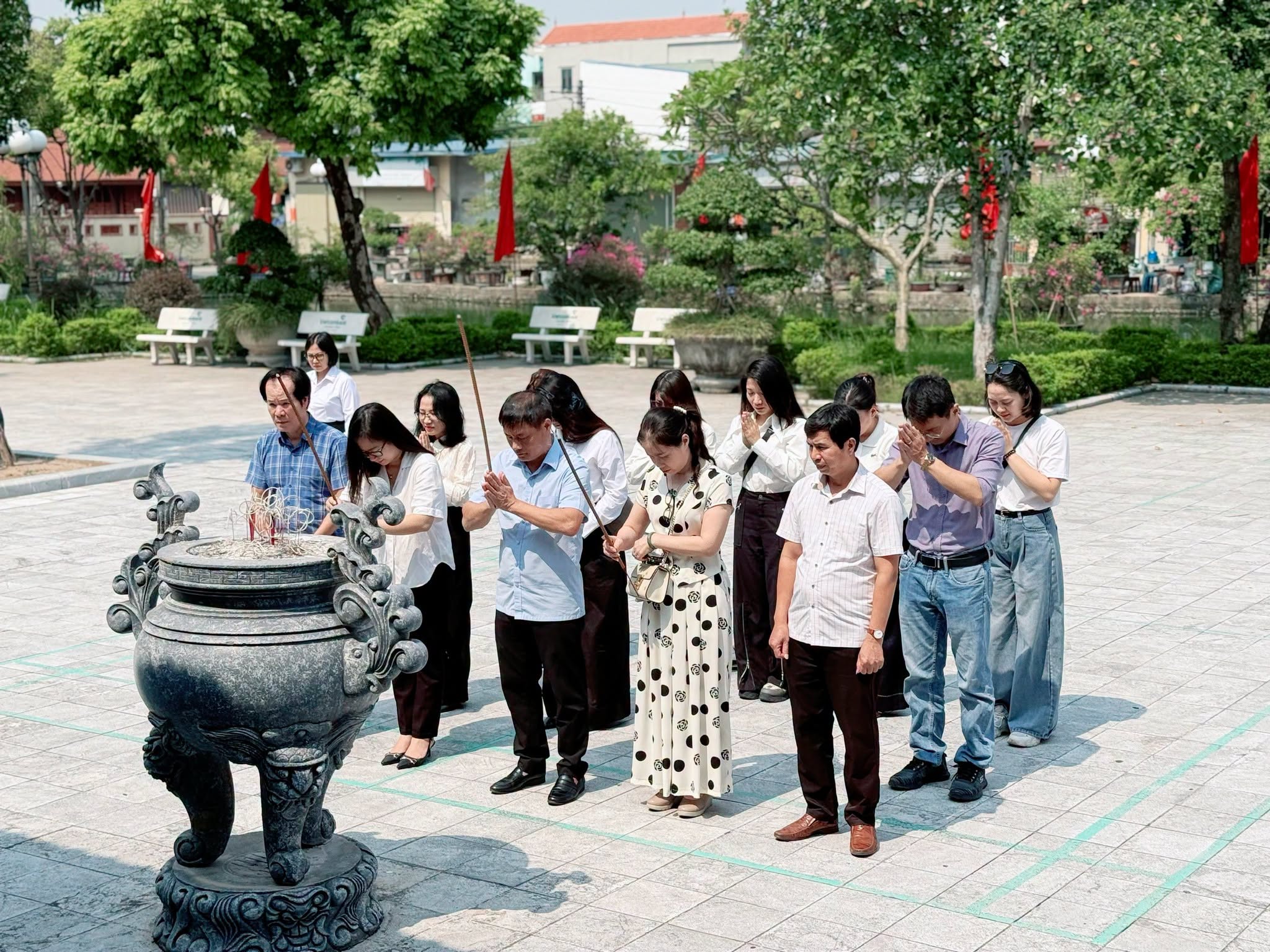 CHI BỘ 1 VÀ CHI BỘ 15 TRỰC THUỘC ĐẢNG ỦY NHÀ MÁY IN TIỀN QUỐC GIA DÂNG HƯƠNG TƯỞNG NIỆM CỐ TỔNG BÍ THƯ NGUYỄN VĂN LINH.
